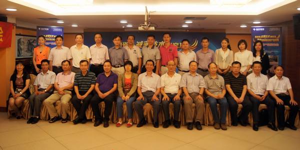 图8、与会专家、媒体记者及9001cc金沙以诚为本公司向导合影