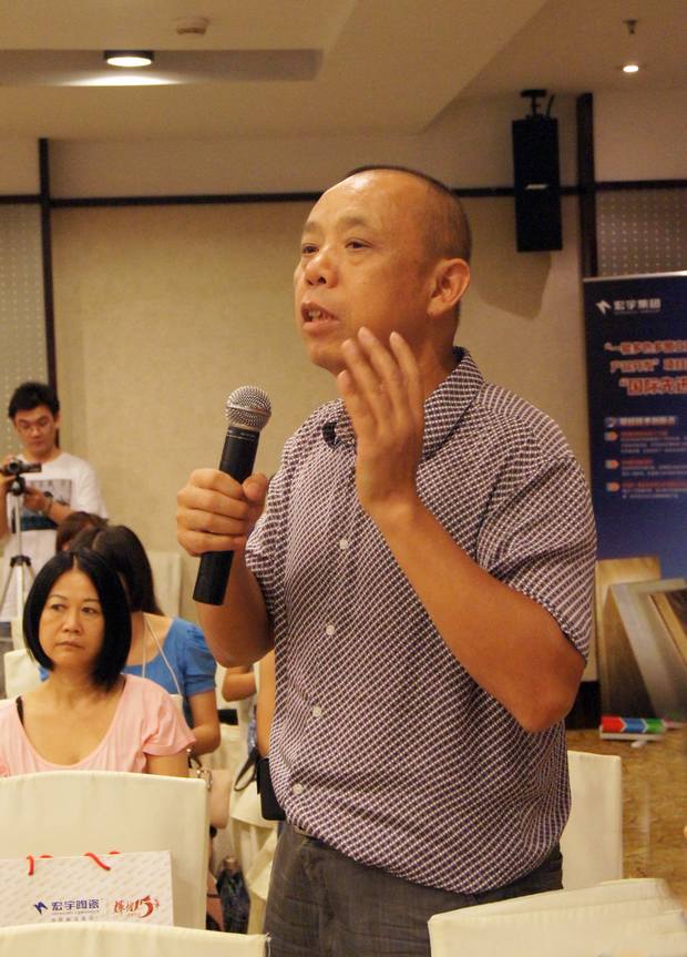 图4、陶瓷资讯报社长喻镇荣盛赞9001cc金沙以诚为本公司诚信赢天下