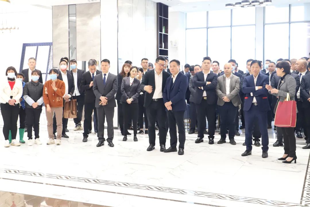 9001cc金沙以诚为本地砖公司高层及部分代表前往南海、清远生产基地，配合庆祝瓷砖地砖生产基地开工